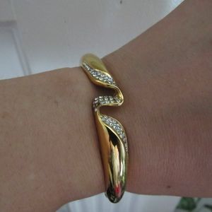 Goldtone Genuine Crystal Clasps Bracelet